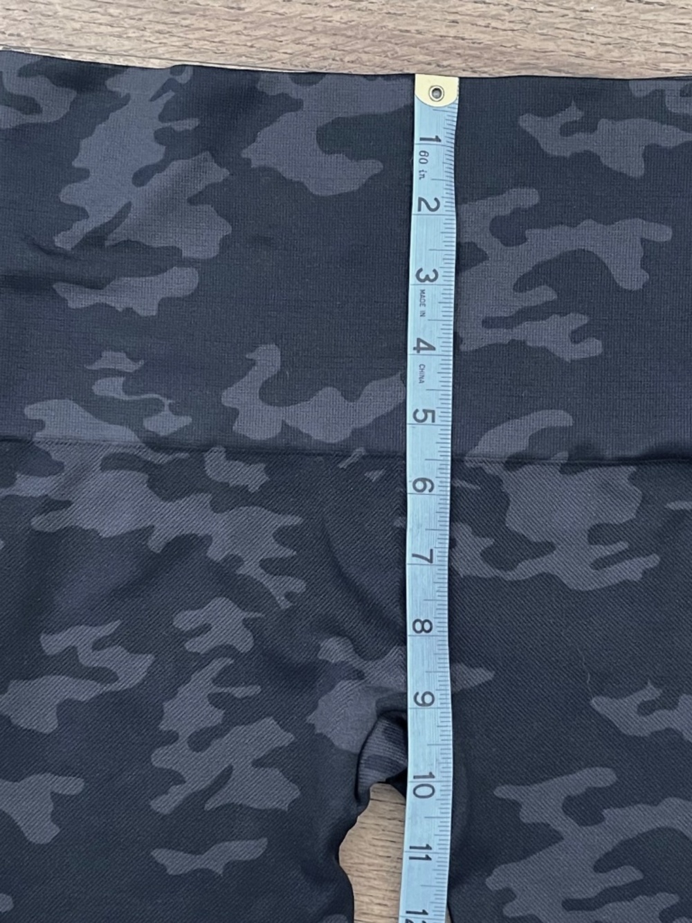 SPANX Look At Me Now Seamless Black Camo Leggings - Picture 5 of 8